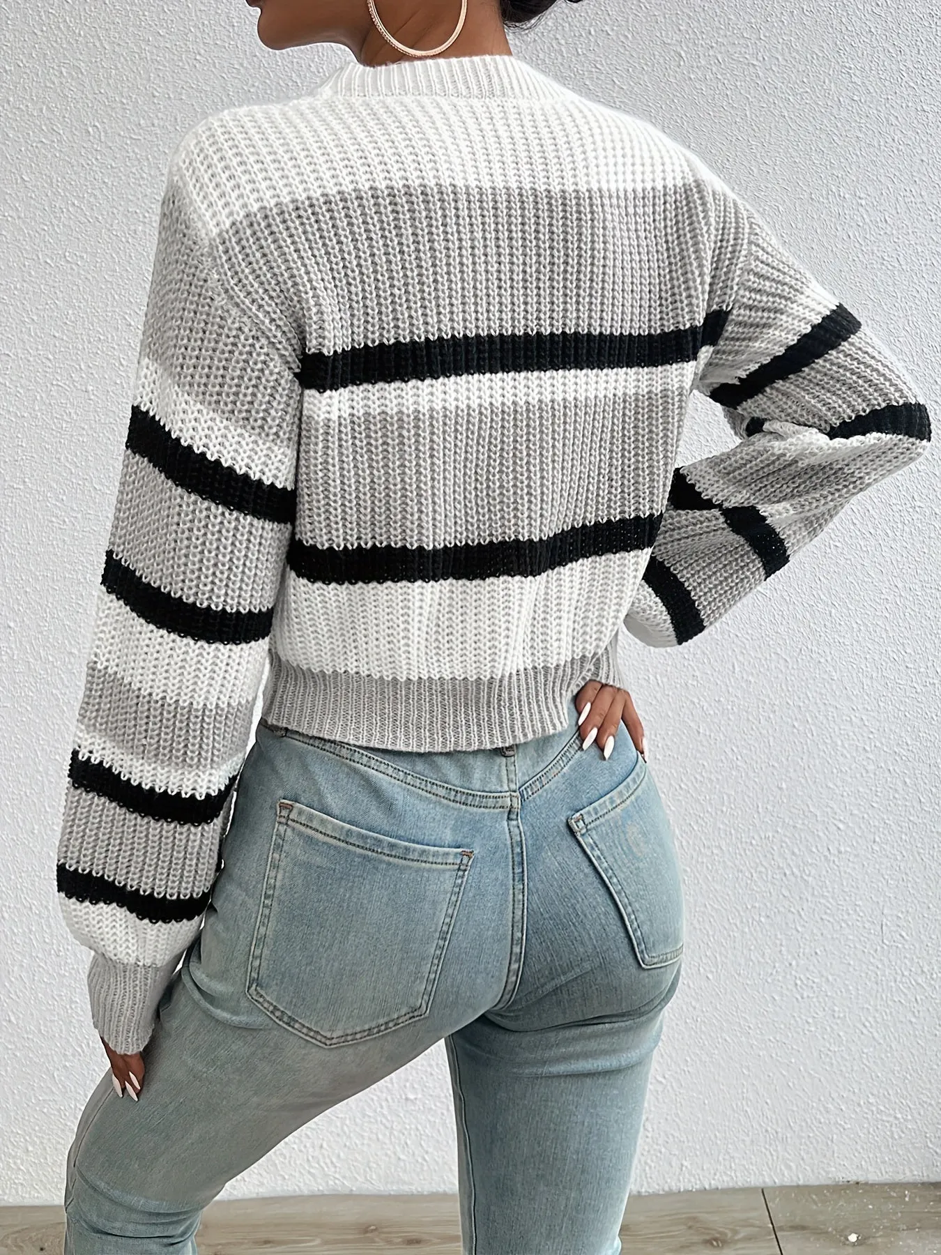 Color Block Cropped Knitted Sweater in Light Gray – Trendy & Cozy